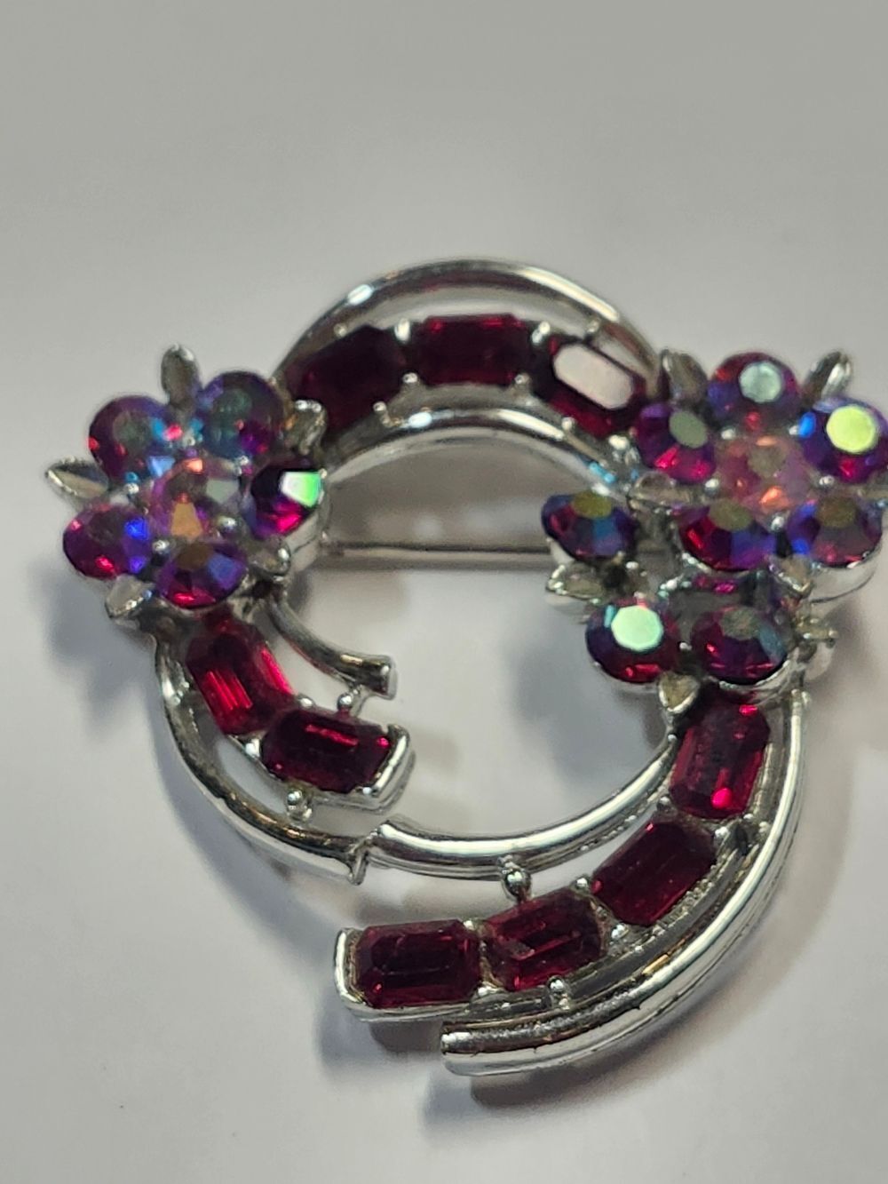 Vtg Lisner Silver-Tone Floral Circle Brooch with Deep Red and Iridescent Stones